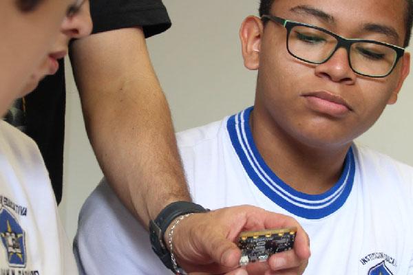 Análisis comparativo: Los desafíos y oportunidades de incluir tecnologías en las prácticas educativas.